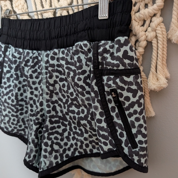 lululemon athletica Tracker Shorts Size 6 Blue Black Lined Gym Fitness Yoga - Picture 3 of 7